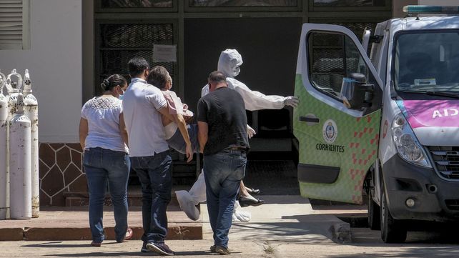 Un hombre con síntomas de coronavirus es ingresado a un hospital en Corrientes.