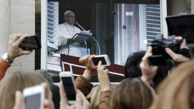 El Papa alertó contra el uso de celulares durante la misa.