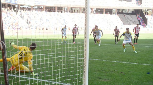 Ángel Di María transforma en gol un penal sancionado por falta a Copetti y que generó el enojo de Estudiantes.