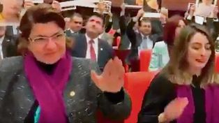 Legisladoras turcas cantan en el recinto un tema feminista