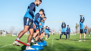 Los futbolistas canallas trabajan de manera dura en Arroyo Seco, bajo las órdenes de Russo y el PF Jorge Rey.