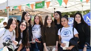La jornada permite que los adolescentes puedan interactuar directamente con representantes de universidades, institutos y empresas, obteniendo información detallada y realista sobre las opciones disponibles.