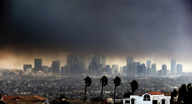 El humo espeso de los incendios forestales envuelve el centro de Los Ángeles 