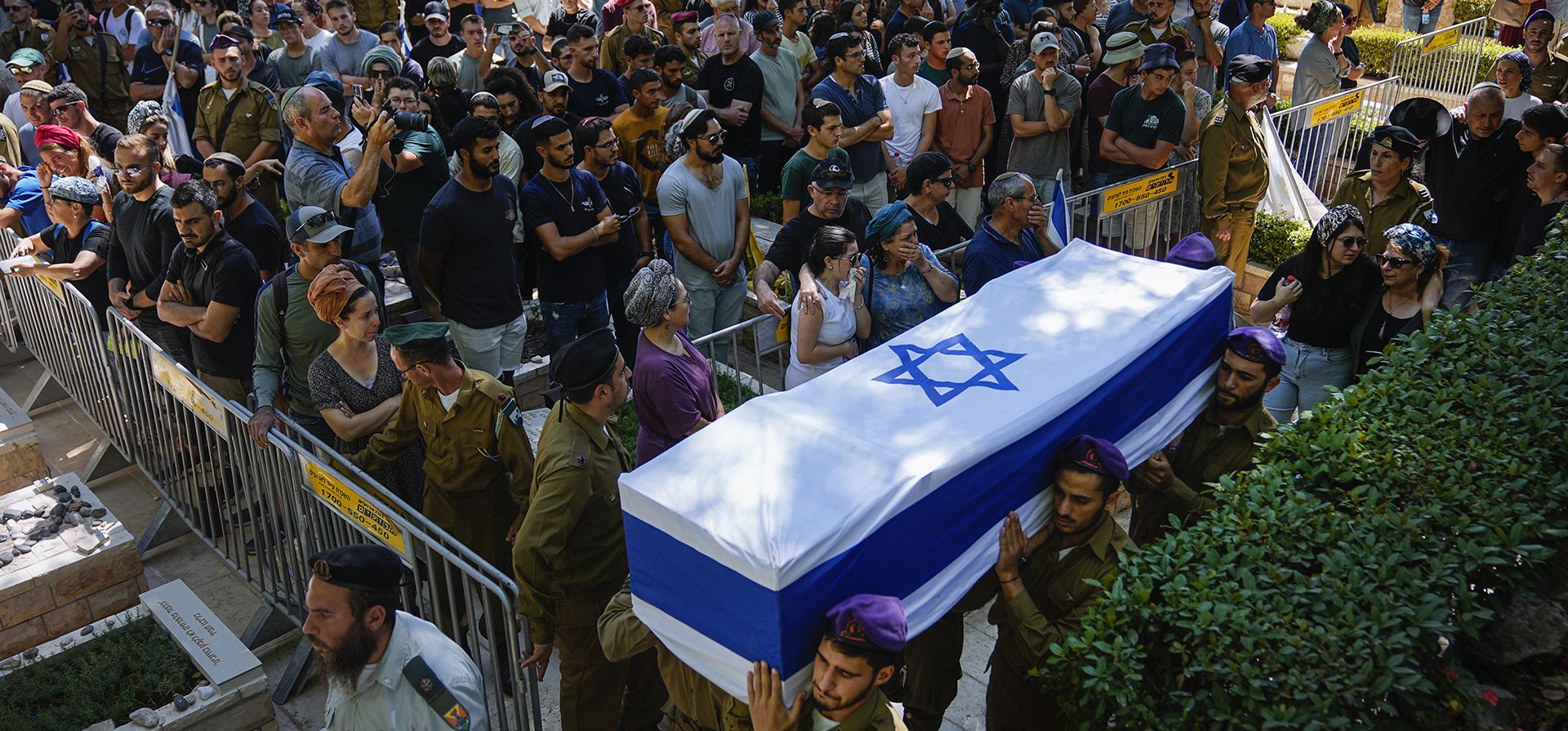 Soldados israelíes llevan el ataúd cubierto con la bandera del Sargento. Shilo Yosef Amir durante su funeral en el cementerio del Monte Herzl en Jerusalén, el viernes 7 de julio de 2023. Un militante de Hamás abrió fuego el jueves cerca de un asentamiento israelí en la Cisjordania ocupada, matando a Yosef Amir. El atacante palestino fue asesinado a tiros por las fuerzas israelíes, dijo el ejército. (Foto AP/Ohad Zwigenberg) Soldados israelíes llevan el ataúd cubierto con la bandera del Sargento. Shilo Yosef Amir durante su funeral en el cementerio del Monte Herzl en Jerusalén, el viernes 7 de julio de 2023. Un militante de Hamás abrió fuego el jueves cerca de un asentamiento israelí en la Cisjordania ocupada, matando a Yosef Amir. El atacante palestino fue asesinado a tiros por las fuerzas israelíes, dijo el ejército. (Foto AP/Ohad Zwigenberg)