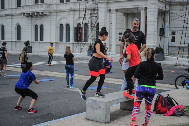 Paranaenses entrenaron en Plaza Mansilla reclamando por la apertura de gimnasios