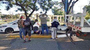Un empleado que trabajaba colocando luminarias en el operativo para el recital de la Renga sufrió heridas de consideración cuando se desprendió el contenedor de una grúa. Ocurrió en Concordia.&nbsp;