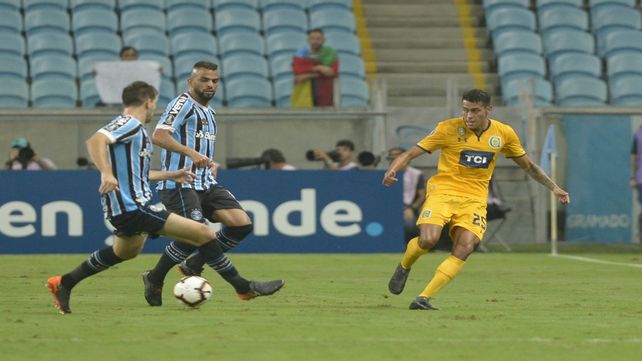 Ojeda interviene en el juego en el partido ante Gremio