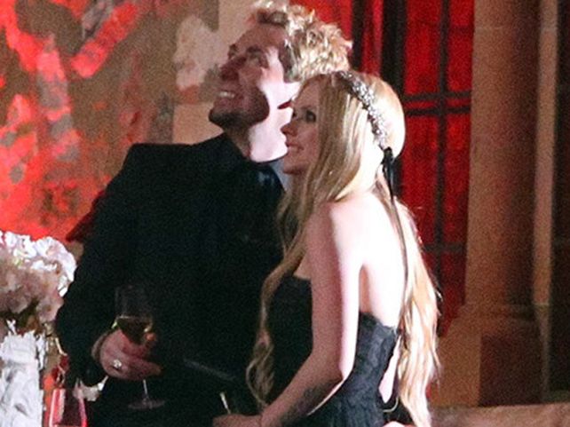 Rompió con lo tradicional | Avril Lavigne se casó vestida de negro