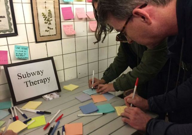 Desahogo. Decenas de papelitos de colores se pegan a las paredes del metro.