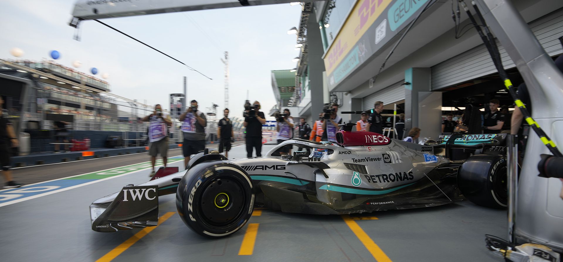 El piloto de Mercedes, George Russell, de Gran Bretaña, conduce durante la sesión de práctica del Gran Premio de Fórmula Uno de Singapur, en el circuito de Marina Bay City en Singapur, el viernes 30 de septiembre de 2022.