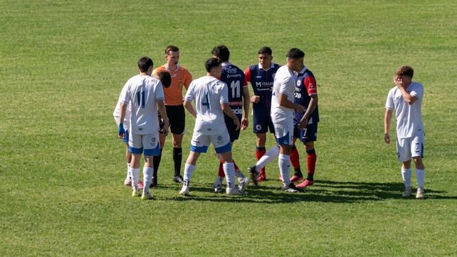 Discusión en mitad de cancha entre jugadores de Central Córdoba y Argentino. Se juega el clásico en el Gabino Sosa.