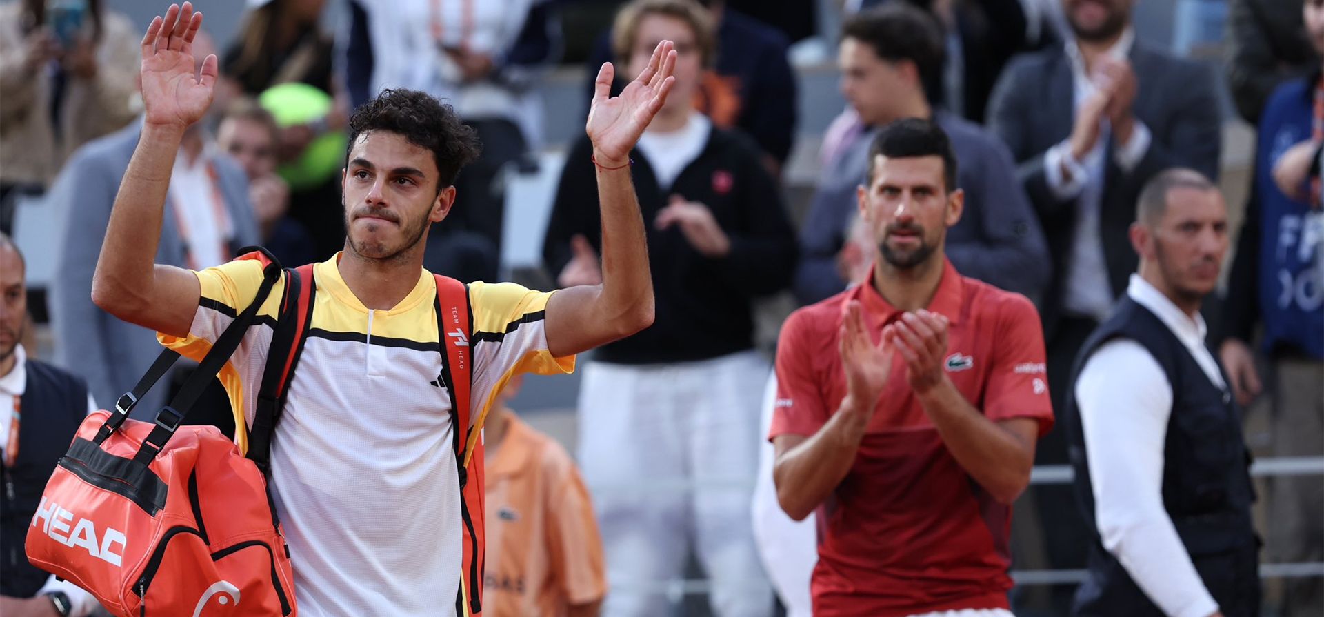 El serbio Novak Djokovic reconoce aplaudiendo junto al público el desempeño de Francisco Cerundolo en la cuarta ronda del Abierto de Francia, en el estadio Roland Garros de París, el lunes 3 de junio de 2024. Djokovic se quedó con la victoria después de batallar durante cinco sets frente al argentino. (Foto AP/Thibault Camus) El serbio Novak Djokovic reconoce aplaudiendo junto al público el desempeño de Francisco Cerundolo en la cuarta ronda del Abierto de Francia, en el estadio Roland Garros de París, el lunes 3 de junio de 2024. Djokovic se quedó con la victoria después de batallar durante cinco sets frente al argentino. (Foto AP/Thibault Camus)
