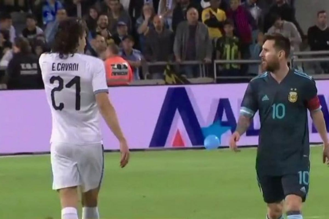 Edison Cavani se refirió a la pelea que tuvo el año pasado con Lionel Messi.