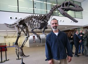 Descubren un dinosaurio con manos de dos dedos