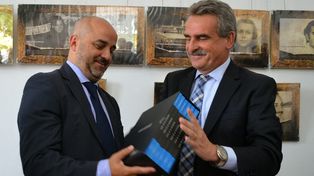 El intendente Palo Oliver recibió del ministro Rossi las actas de la última dictadura militar