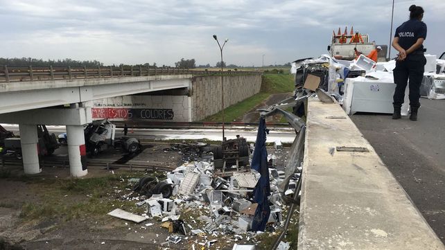Un camión que transportaba cocinas cayó desde el puente que cruza las rutas A012 y la 33