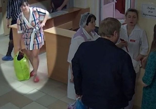 Una mujer se llevó un bebé recién nacido en una bolsa de un hospital