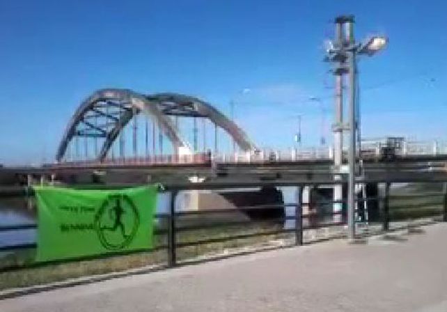 Insólita y peligrosa acrobacia de un ciclista en el Puente Carretero