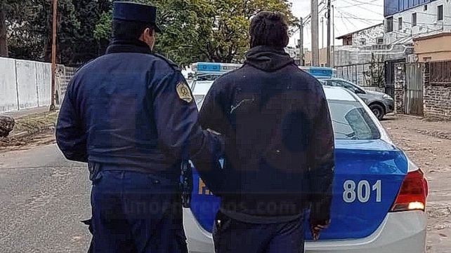 Por incendiar contenedores, detuvieron a un hombre en condición de calle
