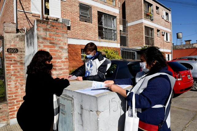 Censitas en la esquina de Rossini y Travesía contaron sobre los robos de celulares que habían sufrido compañeros.&nbsp;