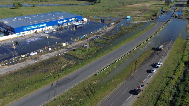 Ruta 11 inundada de materia fecal: un derrame cloacal obligó a cortar el tránsito entre Pinamar y Ostende