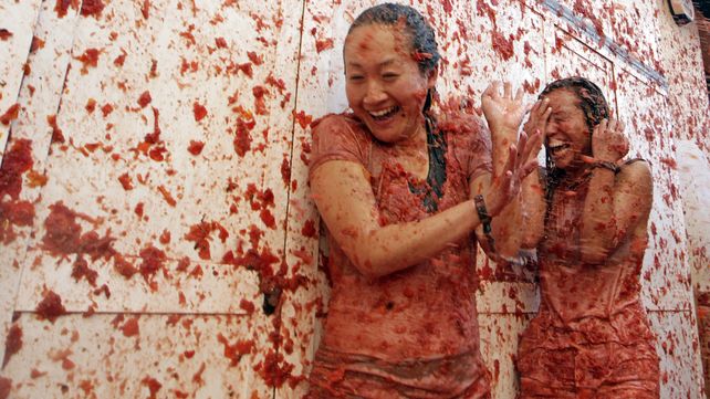 Tomatina, la batalla roja celebra su fiesta anual con un mensaje contra la homofobia