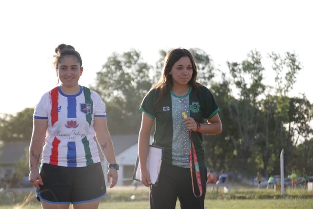 Las entrenadoras.  Josefina Silva y Valentina Viola, terminaron de ajustar detalles en la previa al certamen provincial, que se disputará los días sábado 5 y domingo 6, en el predio de la Federación Santafesina de Fútbol, ubicado en la ciudad de Santa Fe.