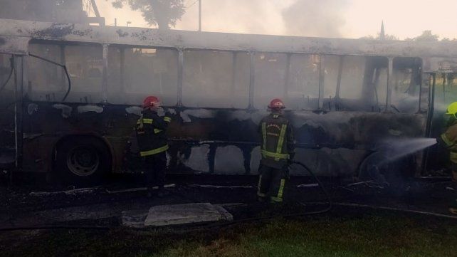 La unidad de la línea 7 estaba en servicio y trasladaba pasajeros cuando se incendió.