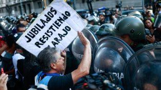 Jubilados protestando en las afuera del Congreso.
