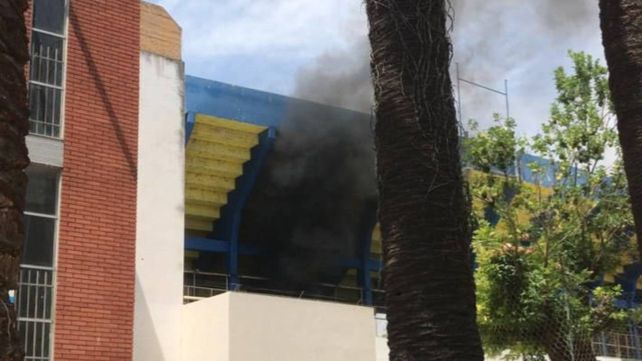 El estadio de Central fue dominado por el humo negro