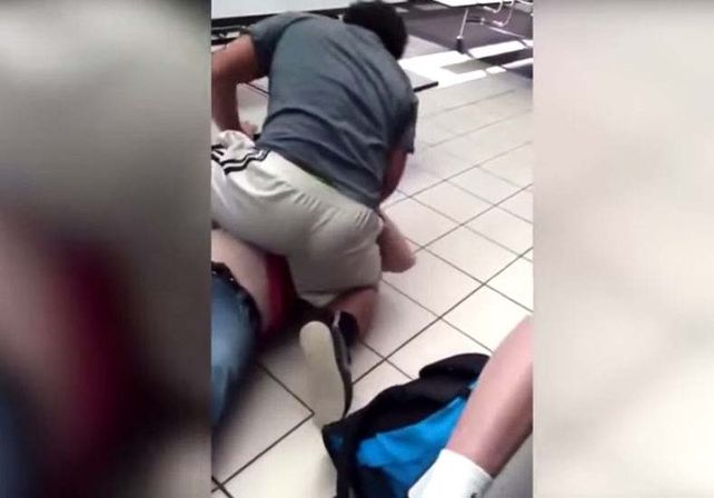 Un joven se burló de un niño y éste le dio una paliza frente a toda la escuela