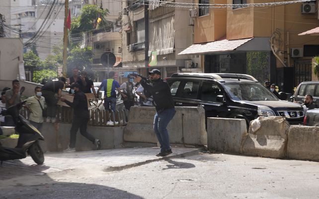 Partidarios del grupo chiíta aliado con armas de fuego de Hezbolá durante los enfrentamientos armados que estallaron durante una protesta en el suburbio de Dahiyeh