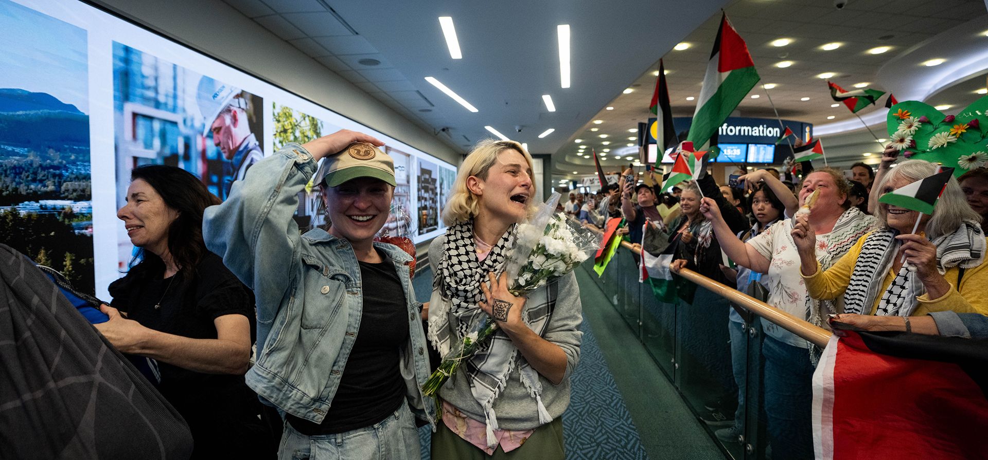 Mary Grace Mathisen, en el centro, miembro de la Flotilla Global Sumud a Gaza, se reencuentra con sus amigos a su llegada al Aeropuerto Internacional de Vancouver en Richmond, Columbia Británica, Canadá, el domingo 24 de mayo de 2026. (Ethan Cairns/The Canadian Press vía AP) Mary Grace Mathisen, en el centro, miembro de la Flotilla Global Sumud a Gaza, se reencuentra con sus amigos a su llegada al Aeropuerto Internacional de Vancouver en Richmond, Columbia Británica, Canadá, el domingo 24 de mayo de 2026. (Ethan Cairns/The Canadian Press vía AP)