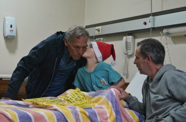 Miguel entregó regalos y saludó a todos los pacientes en el Vilela. Emocionante.&nbsp;