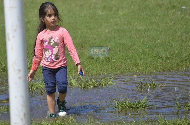 Ella jugó bajo el sol con los pies en el agua. Foto UNO Mateo Oviedo.&nbsp;