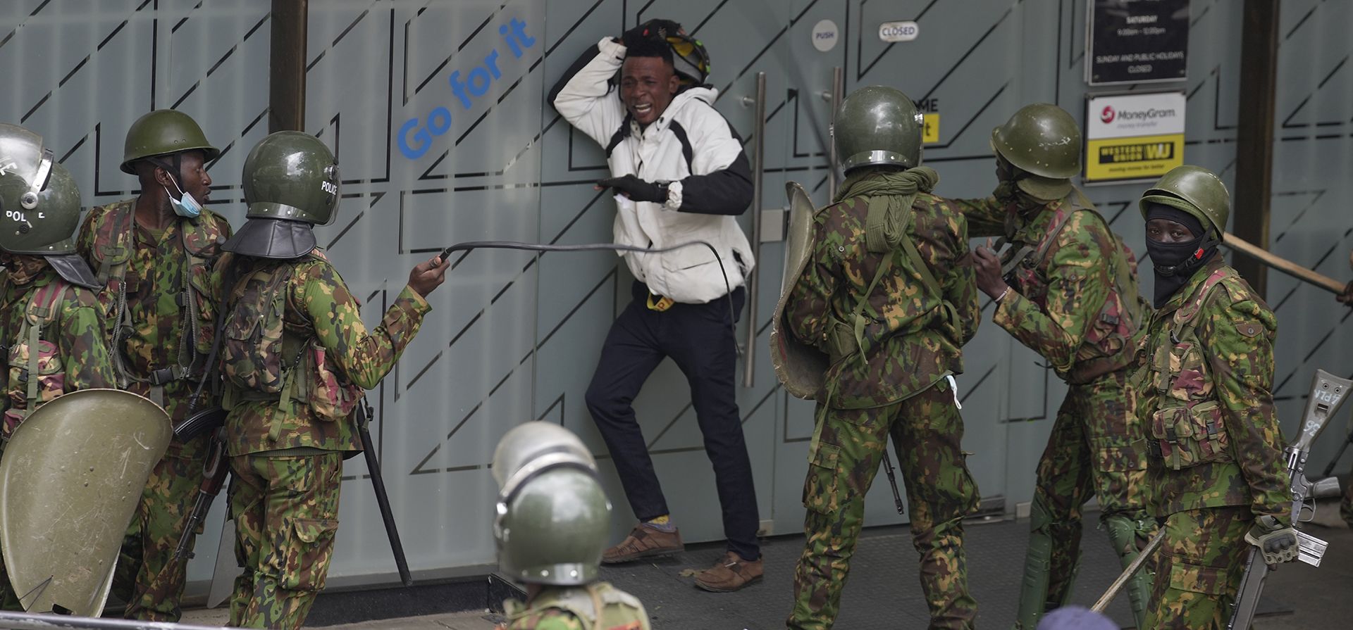 La policía rodea a un manifestante que protestaba en el primer aniversario de las mortíferas manifestaciones antiimpuestos en Nairobi, Kenia, el miércoles 25 de junio de 2012. (Foto AP/Brian Inganga) La policía rodea a un manifestante que protestaba en el primer aniversario de las mortíferas manifestaciones antiimpuestos en Nairobi, Kenia, el miércoles 25 de junio de 2012. (Foto AP/Brian Inganga)