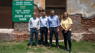 El ministro de Turismo de la Nación, Matías Lammens, junto al diputado socialista Joaquín Blanco recorren la casa natal del escritor Juan José Saer en Serodino.&nbsp;