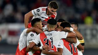 Todo River festeja encima de Nicolás De la Cruz, autor de un golazo, el segundo.