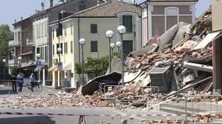 Ascienden a quince los muertos por el sismo en el norte de Italia