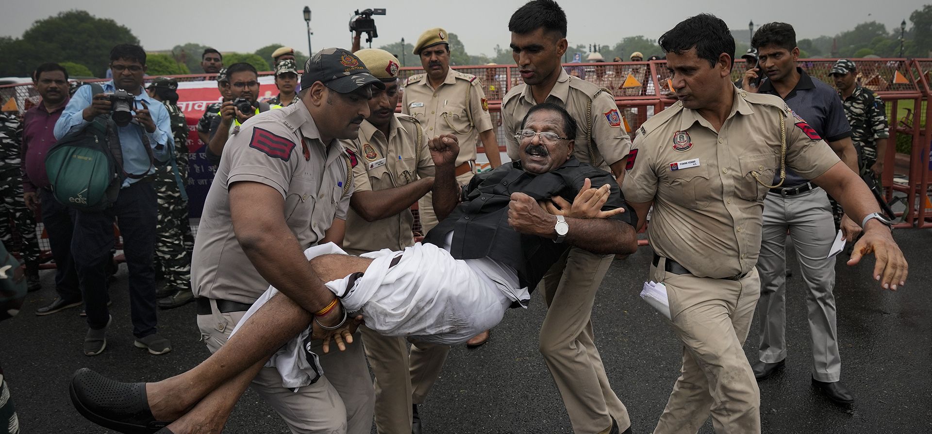 La policía india detuvo a decenas de legisladores del opositor partido Congreso, incluido Rahul Gandhi, líder del partido, mientras intentaban para marchar al palacio del presidente y la residencia del primer ministro para protestar por los altos precios del combustible y los alimentos, y un aumento en los impuestos sobre bienes y servicios. 