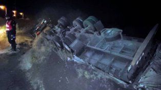 Un joven de 22 años perdió el control del camión y volcó en la ruta 14.
