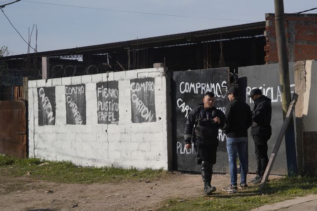 La policía frente a una chaterrería de Cavia y Ghiraldo