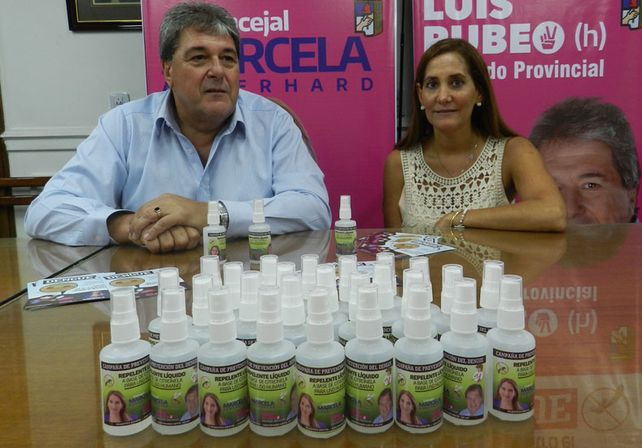 Diputado y concejal reparten repelente con sus fotos en la etiqueta