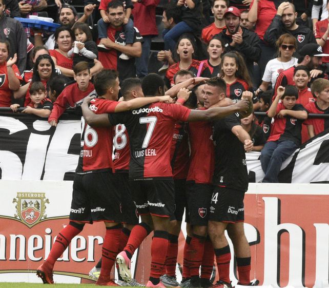 Festejo intenso. El Loco Rodríguez recibe el abrazo de sus compañeros tras el tanto que marcó.
