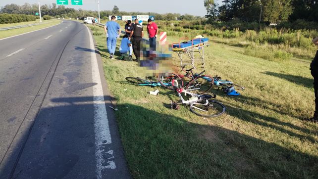 Los cuatro ciclistas se dirigían a Roldan cuando fueron embestidos por la Trafic.