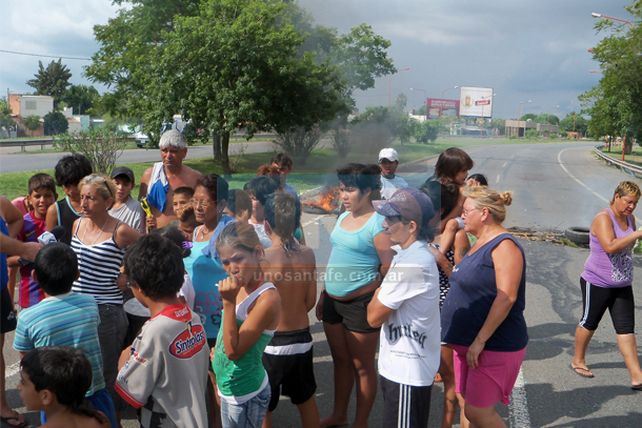 Cortan la entrada a la ciudad por el acceso de la autopista