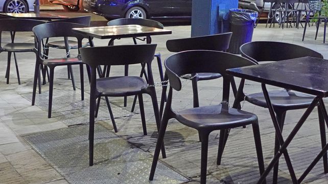 Una heladería de Rosario le puso cadenas a las sillas para evitar que se las roben