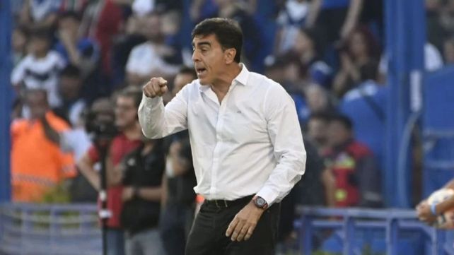 Gustavo Quinteros tiene números positivos ante Central y también contra Jorge Almirón.
