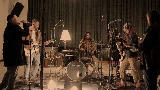 “Vestigios” es un viaje de 15 minutos compuesto por tres canciones: “La tierra”