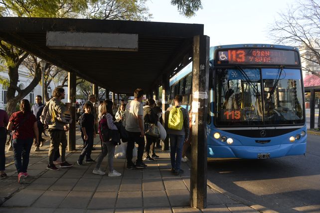 El transporte urbano volvió a funcionar a partir desde el primer minuto de este viernes.&nbsp;